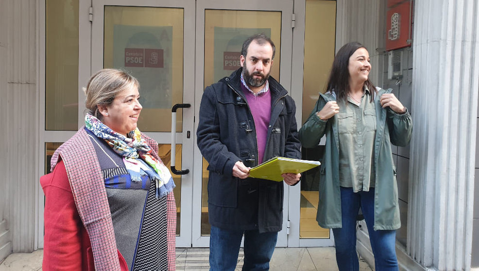 Marta Domingo, José Otto Oyerbide y Zara Ursuguía, en la puerta de la sede del PSOE Cantabria