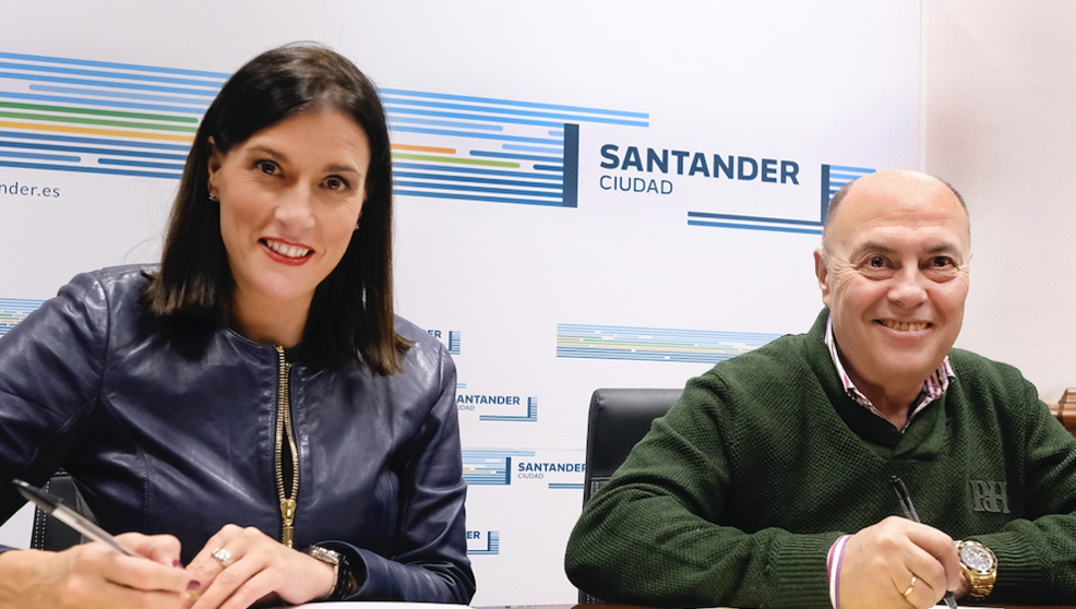 La alcaldesa de Santander, Gema Igual, y el presidente de la asociación ASPACE, José Manuel Cruz, firman el convenio