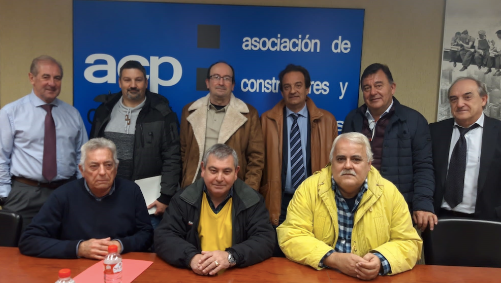 Representantes de la Asociación de Constructores y Promotores de Cantabria (ACP) y de los sindicatos CC.OO y UGT firman el calendario laboral del sector para 2020