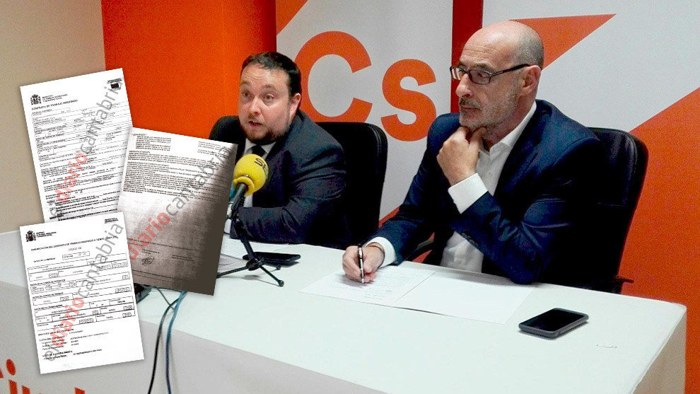 Rubén Gómez y Féliz Álvarez, junto al contrato que ambos firmaron