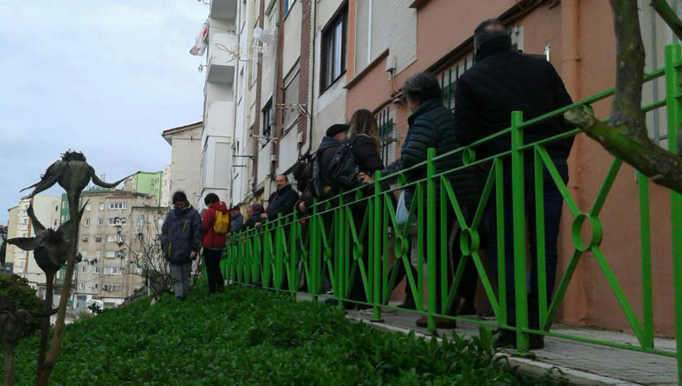 Grupo de personas que acudieron a paralizar el desahucio de la calle Enrique Gran de Santander