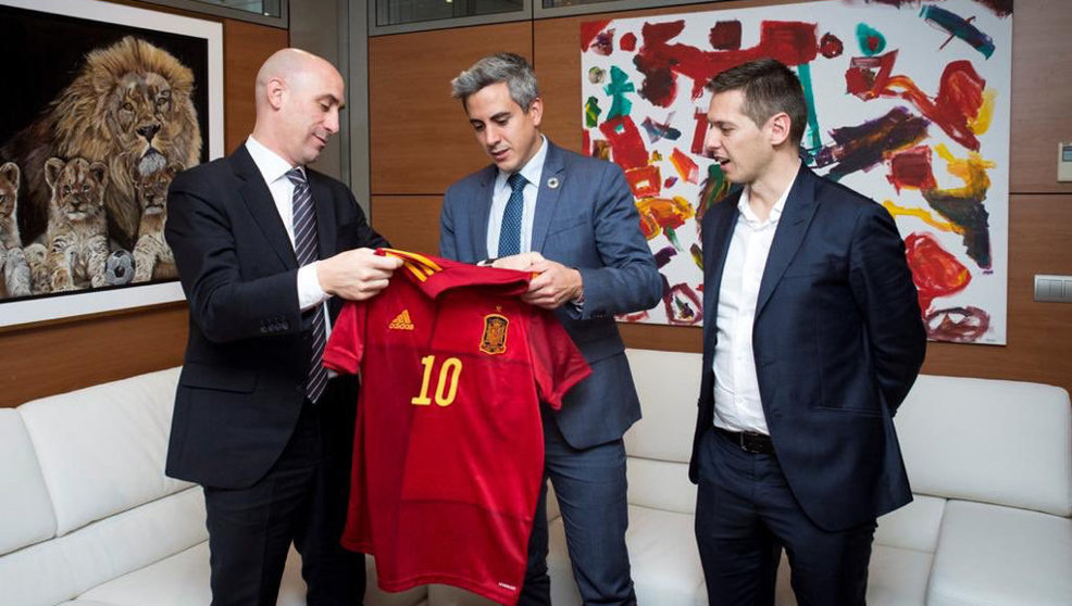 El presidente de la RFEF, Luis Rubiales, entrega una camiseta de la Selección Española a Pablo Zuloaga, vicepresidente del Gobierno
