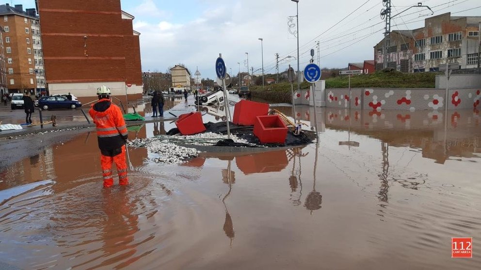 Inundaciones en zona Puentucos con la calle Duque y Merino en Reinosa con tareas de achique de agua | Foto: 112
