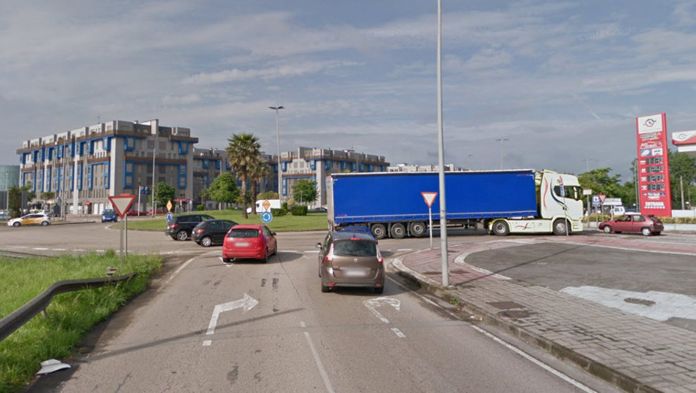 El accidente se produjo en la rotonda de entrada a la zona de El Corte Inglés | Foto: Google Maps