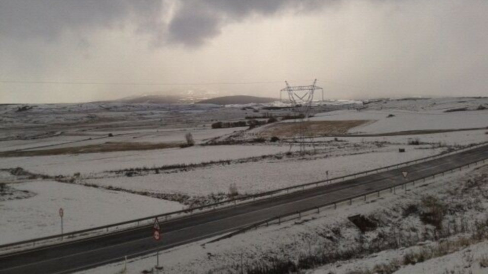 La nieve obliga a utilizar cadenas en varias carreteras de Cantabria