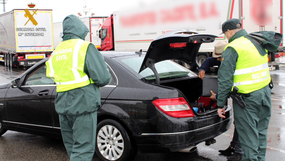 La Guardia Civil inspecciona el vehículo con el que intentaban embarcar en el ferry los albaneses