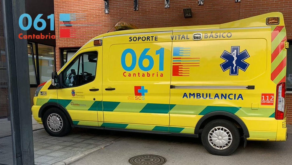 Ambulancia del 061 en el Hospital de Sierrallana de Torrelavega