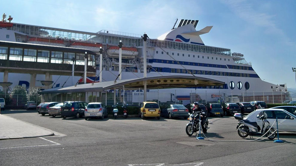 Barco de Brittany Ferries en el Puerto de Santander
