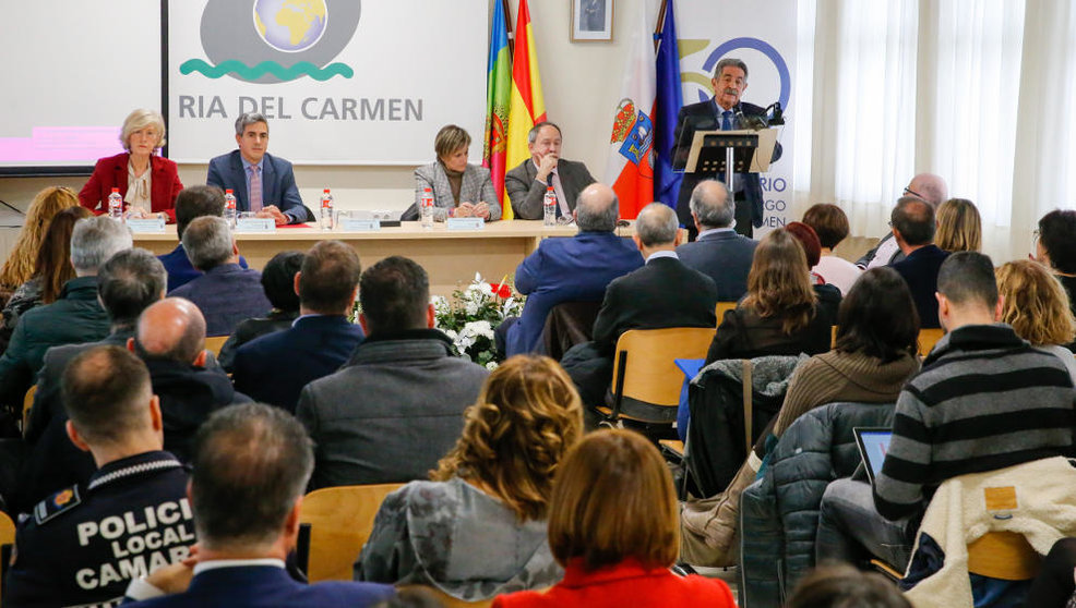 Las autoridades en el acto conmemorativo del 50 aniversario del IES Ría del Carmen de Revilla de Camargo