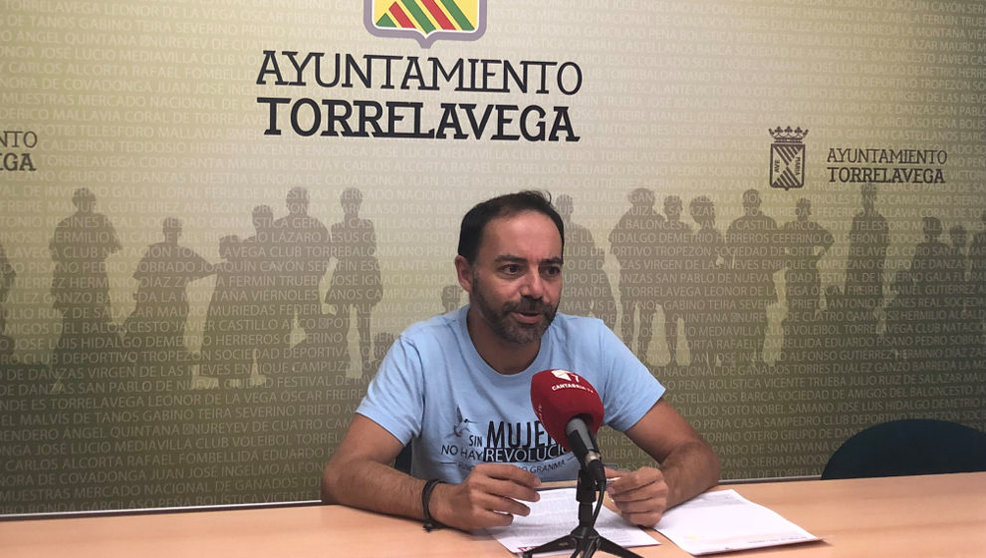 El concejal de ACpT, Iván Martínez, en rueda de prensa