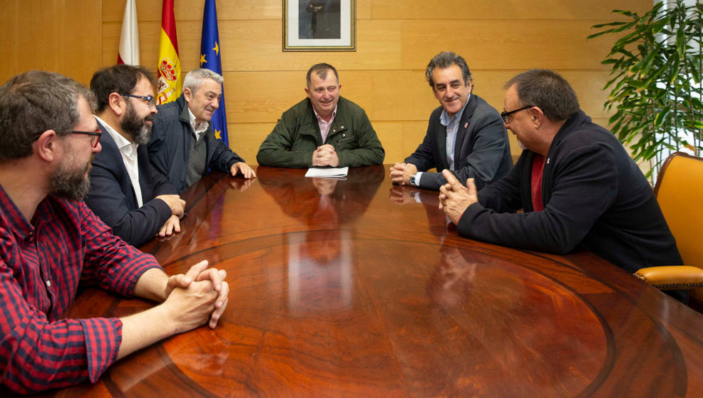 El consejero de Industria, Francisco Martín (segundo izda) se reúne con representantes autonómicos y estatales de CCOO