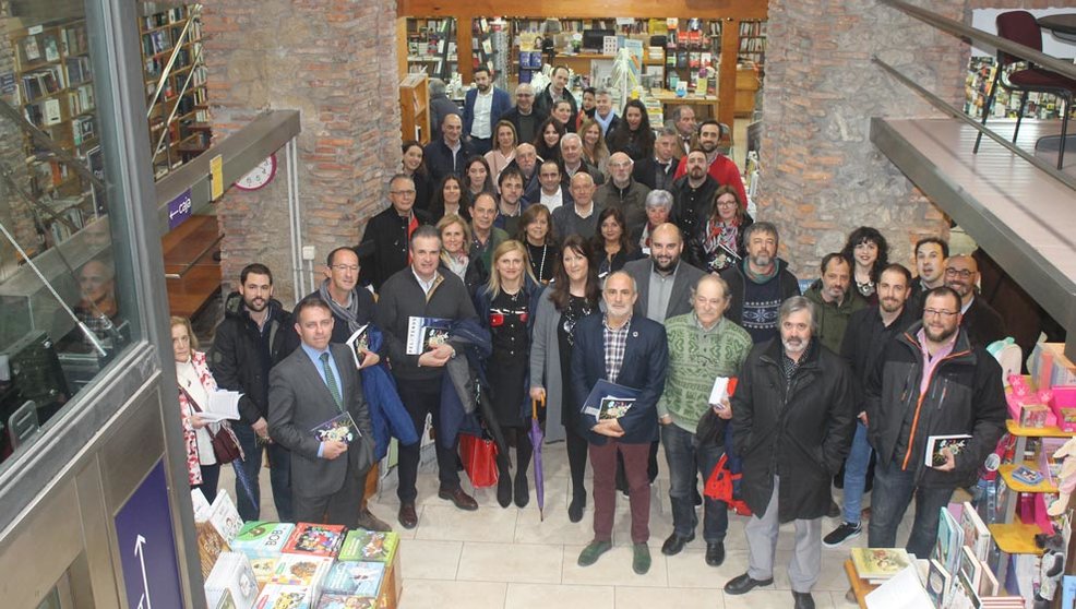 Foto de familia de autores de &#39;Diario de Opiniones&#39; 2019 | Foto: edc