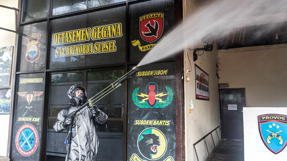 16 March 2020, Indonesia, Makassar: A member of the the South Sulawesi Regional Police in protective suit,  sprays disinfectants in a mosque in an attempt to prevent the spread of the Coronavirus (COVID-19). Photo: Herwin Bahar/ZUMA Wire/dpa
ONLY FOR USE IN SPAIN

16 March 2020, Indonesia, Makassar: A member of the the South Sulawesi Regional Police in protective suit,  sprays disinfectants in a mosque in an attempt to prevent the spread of the Coronavirus (COVID-19). Photo: Herwin Bahar/ZUMA Wire/dpa

16/3/2020 ONLY FOR USE IN SPAIN