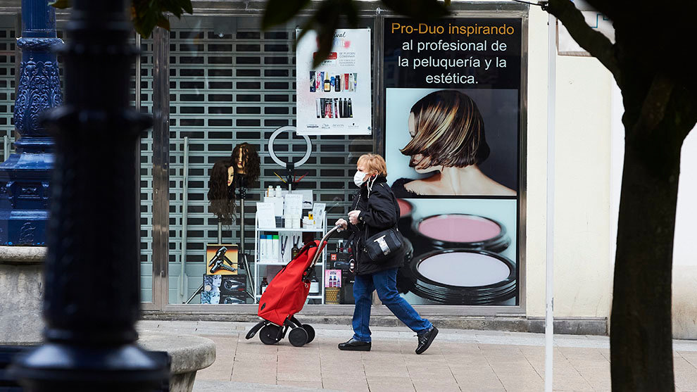 Una mujer camina por las calles de Santander totalmente vacías