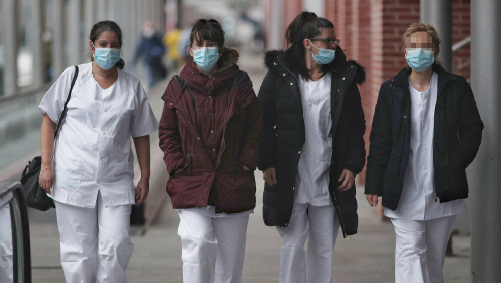 Cuatro trabajadoras sanitarias protegidas con mascarilla