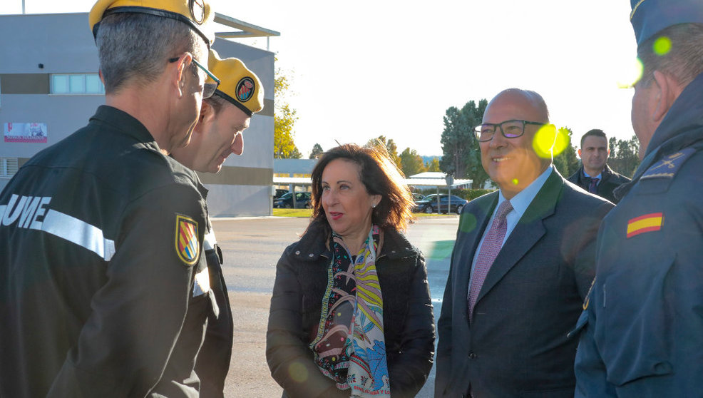 La ministra de Defensa, Margarita Robles, junto a miembros de la Unidad Militar de Emergencias (UME)