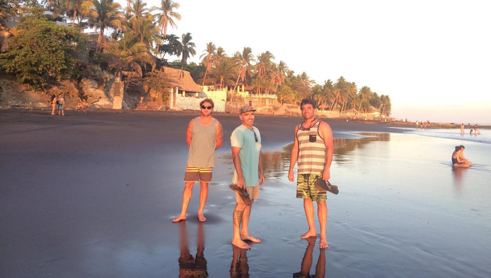Los tres surfistas cántabros atrapados en El Salvador por la cancelación de vuelos hacia España