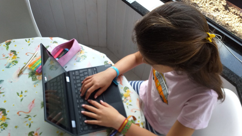 Escolar haciendo deberes desde casa online