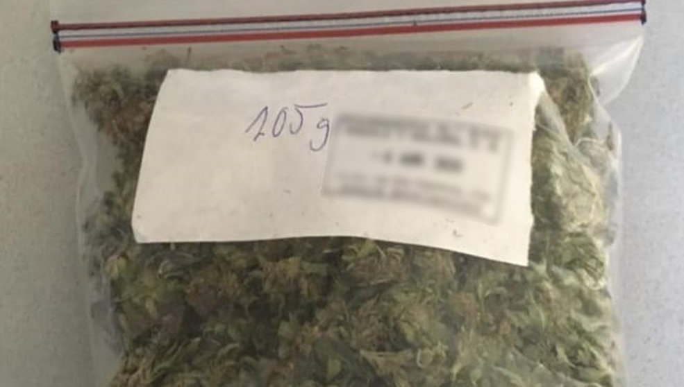 Bolsa de marihuana localizada en el maletero del coche