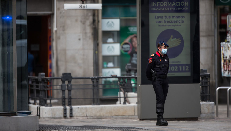 Un Policía Militar de la Guardia Real con mascarilla vigila la Puerta del Sol