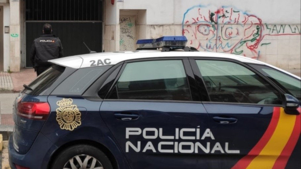 Coche de la Policía Nacional junto a un garaje de un edificio de Santander donde detuvieron a tres jóvenes por robar en los trasteros