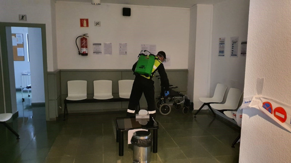Efectivos de la UME desinfectan el centro de salud de Colindres en una anterior visita a Cantabria