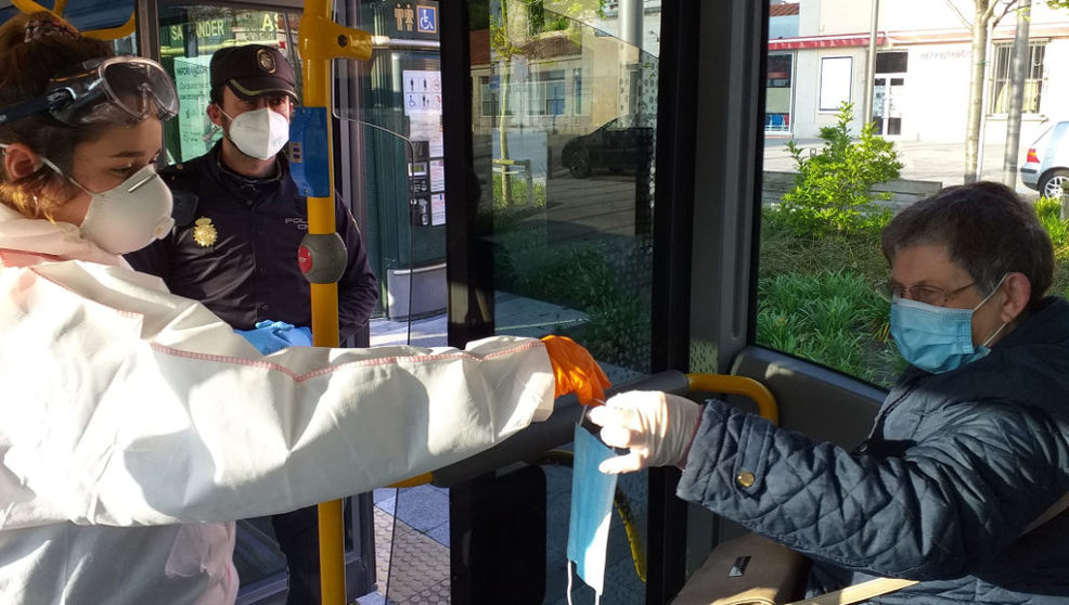 Reparto de mascarillas en un autobús en Santander
