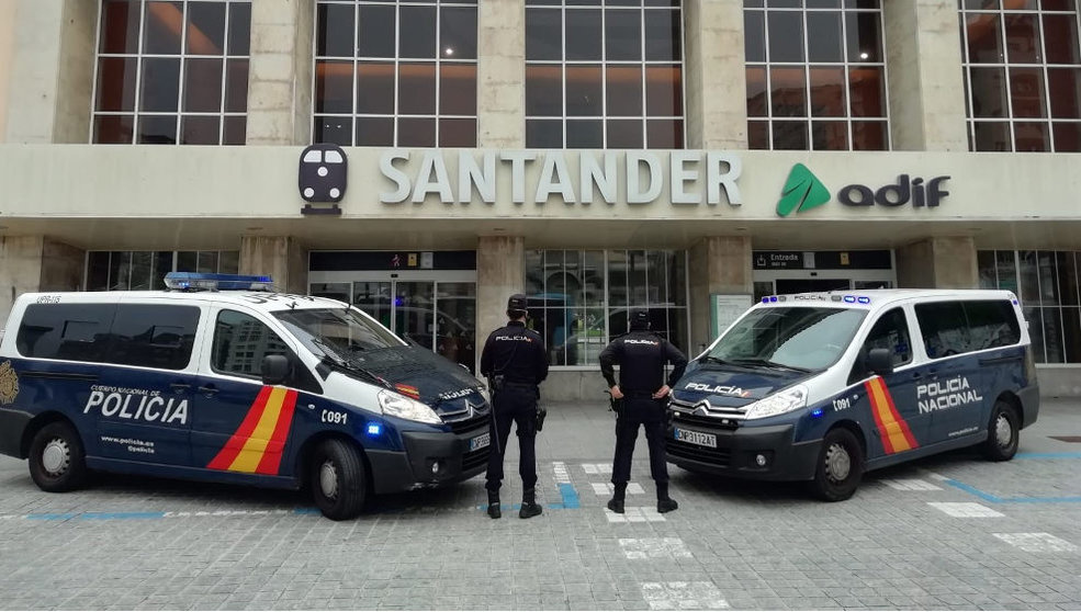 Control de la policía nacional en la estación de tren de Santander