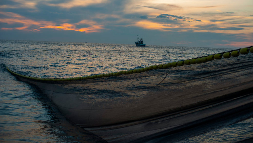 Redes de pesca en el Mar Cantábrico para recoger anchoas
