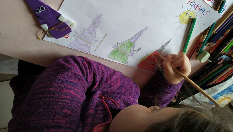 Una niña pinta un dibujo para los menores hospitalizados