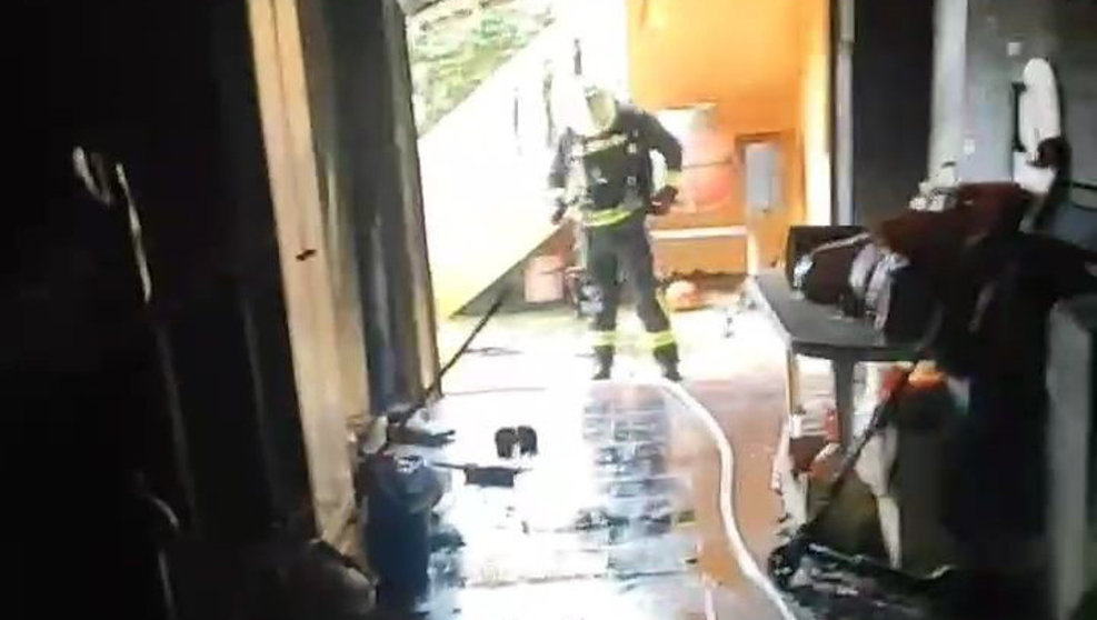 Bomberos extinguiendo el incendio en la vivienda de Ajo