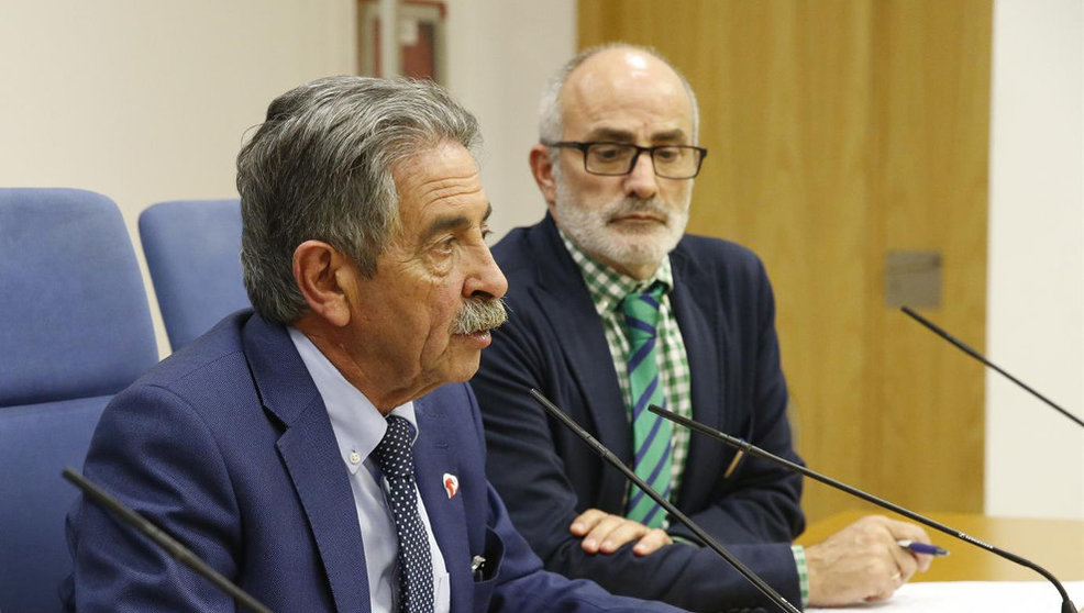 El presidente de Cantabria, Miguel Ángel Revilla, en rueda de prensa junto a Miguel Rodríguez, consejero de Sanidad