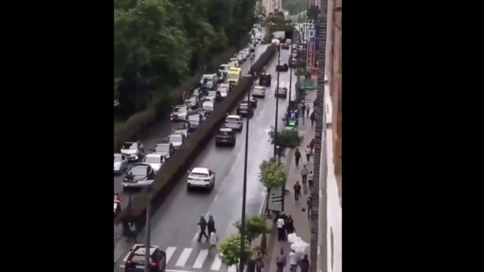 La manifestación en coche de Vox impide el paso de una ambulancia en Santander