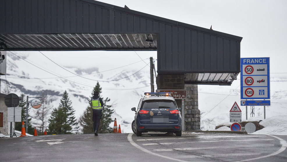 Un agente de guardia en el puesto fronterizo de Somport (Huesca) entre España y Francia tras el cierre de fronteras acordado por el Gobierno