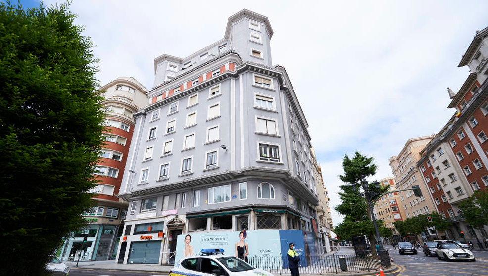 Fachada del edificio número 13 de la calle Isabel II de Santander desalojado