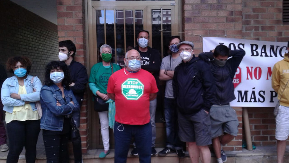 Activistas impiden el desahucio de la vivienda de José María de Cossío