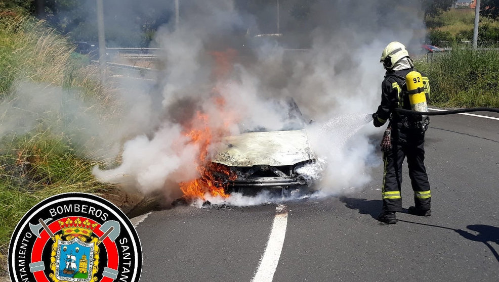 Bomberos extinguiendo incendio en la S-10 | Foto: Bomberos de Santander