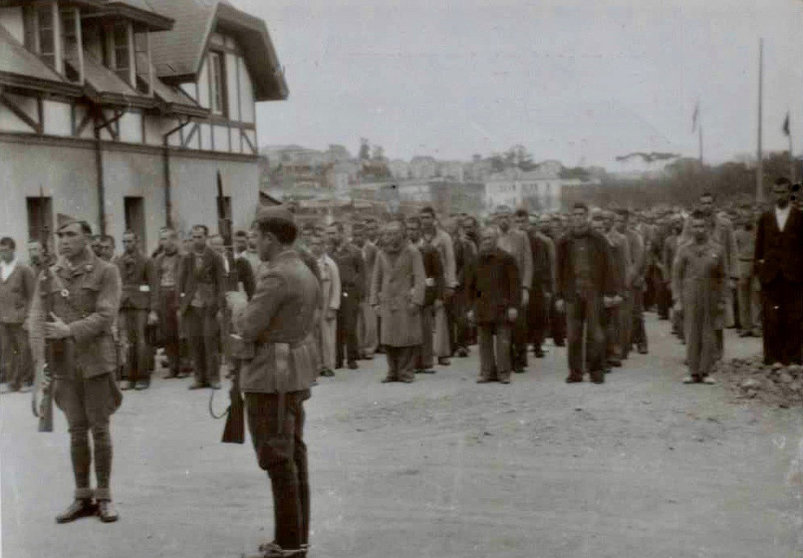 Prisioneros del campo de concentración instalado en las caballerizas del Palacio de la Magdalena en Santander | Foto: Biblioteca Nacional de España
