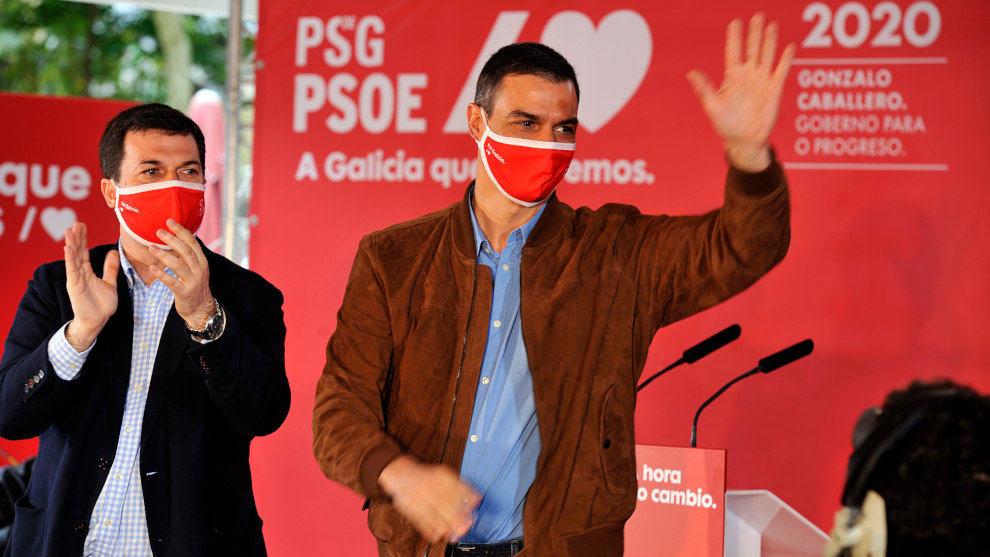 El presidente del Gobierno y secretario general del PSOE, Pedro Sánchez, durante un mitin junto al candidato a la presidencia de la Xunta por el PSdeG-PSOE, Gonzalo Caballero