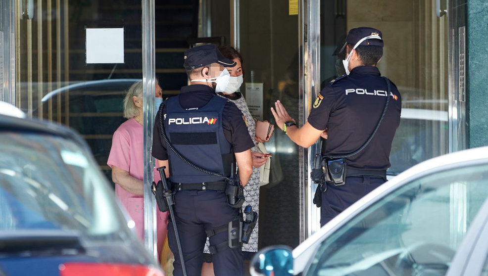 La Policía controla el acceso y la salida del edificio en cuarentena de Santander