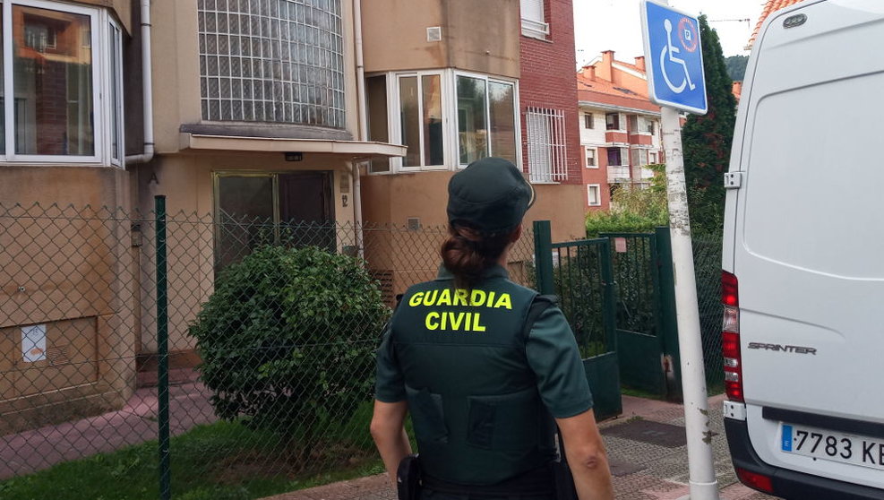La Guardia Civil continúa registrando, por segundo día consecutivo, en Castro Urdiales (Cantabria) la vivienda