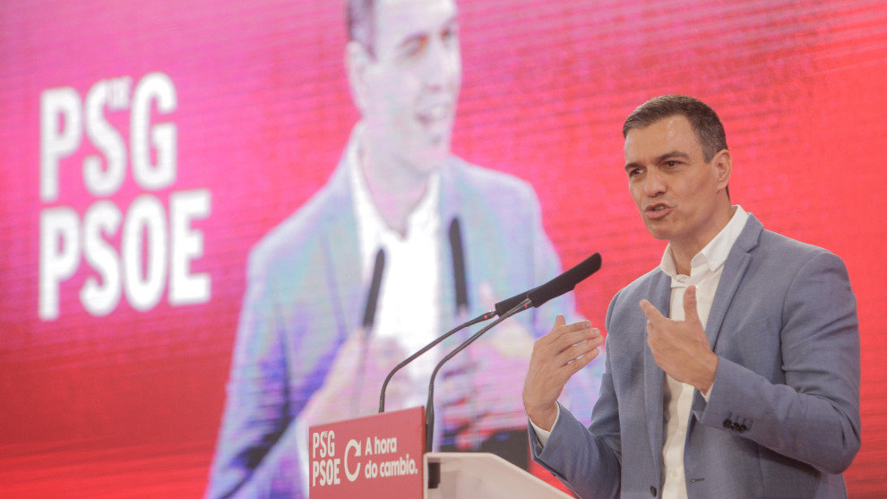 El presidente del Gobierno, Pedro Sánchez, interviene en un mitin con el candidato a la Xunta de Galicia del PSdeG, Gonzalo Caballero