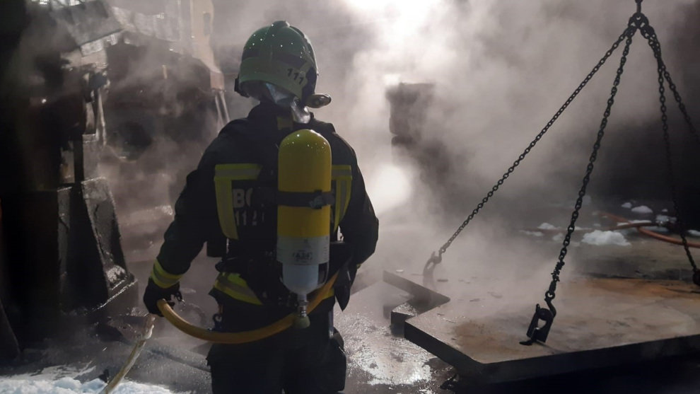 Bomberos del 112 apagan un incendio en una fábrica de Reinosa
