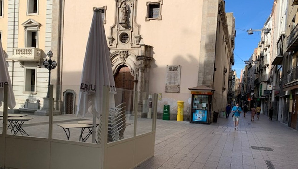 Terraza de un bar cerrado en la Plaça de Sant Francesc de Lleida este miércoles