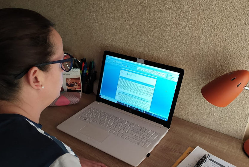 Una profesora de Primaria en Córdoba teletrabaja en su domicilio con su portátil