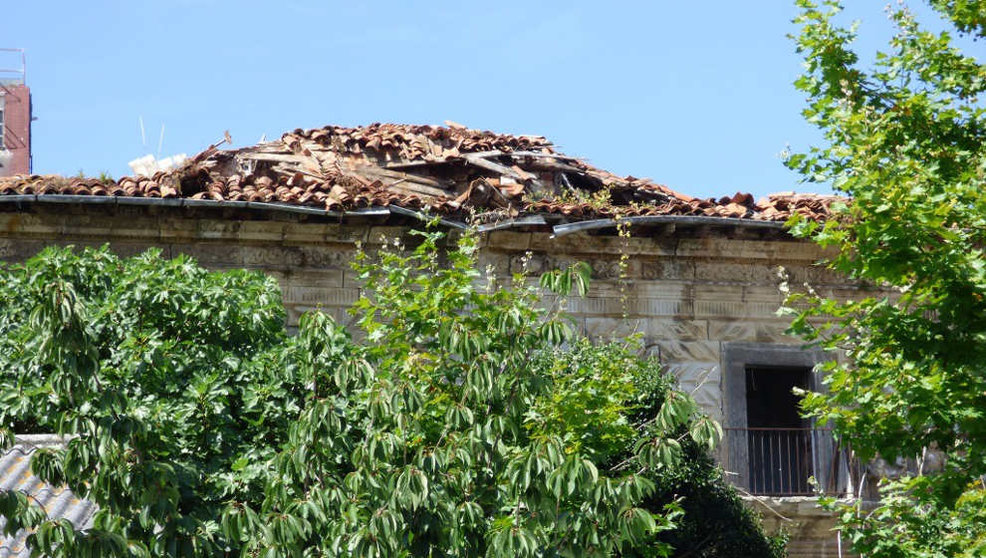 Tejado hundido del Palacio de Chiloeches de Santoña | Foto: R.A.