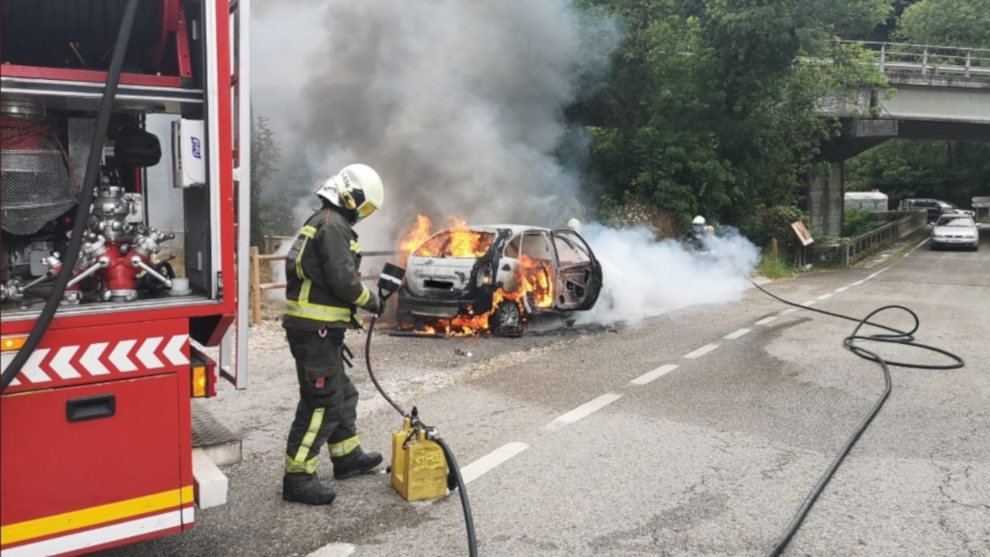 Incendio de un vehículo en Silió