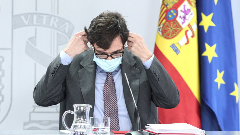 El ministro de Sanidad, Salvador Illa, se quita la mascarilla momentos antes de comparecer en rueda de prensa posterior al Consejo de Ministros celebrado en Moncloa, Madrid (España).
