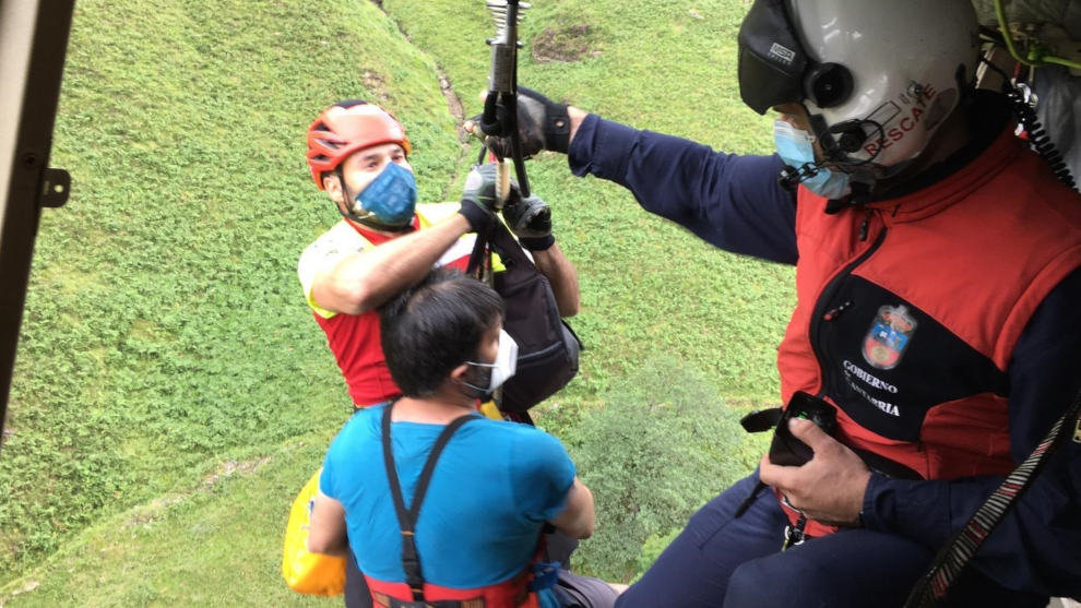 El helicóptero rescata a un hombre con una posible fractura en un pie