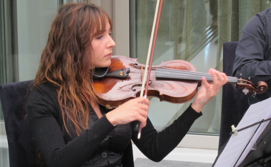 Una mujer tocando el violín